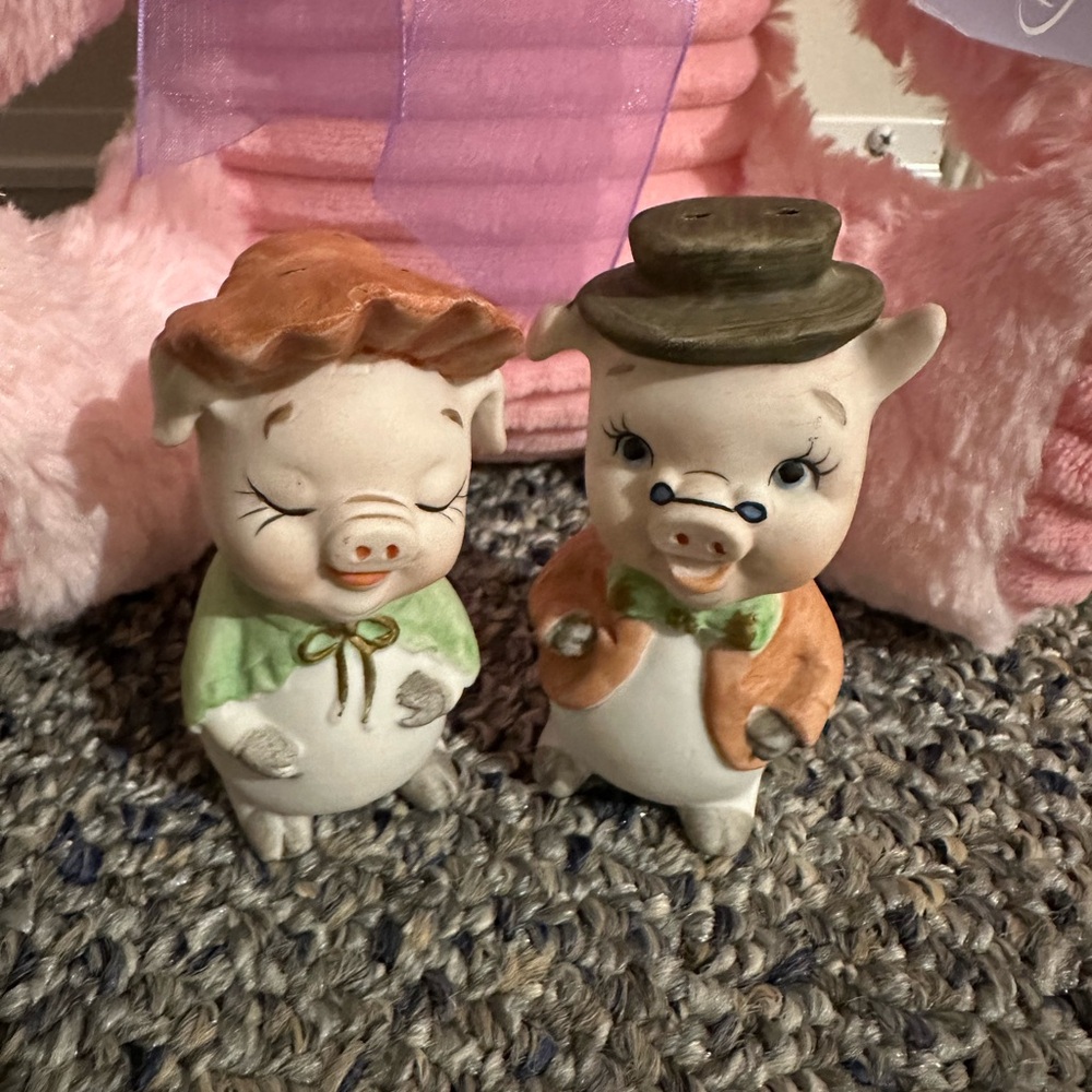NWT: Pig stuffed animal/salt and pepper shakers